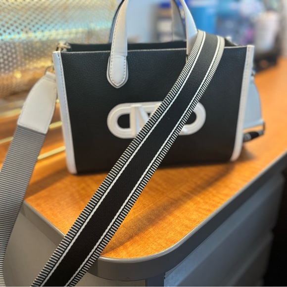 Small Michael Kors purse - Picture 4 of 5